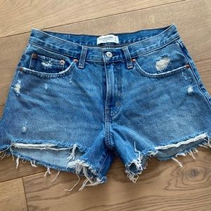 Abercrombie & Fitch Boyfriend short, mid rise, size 27/4